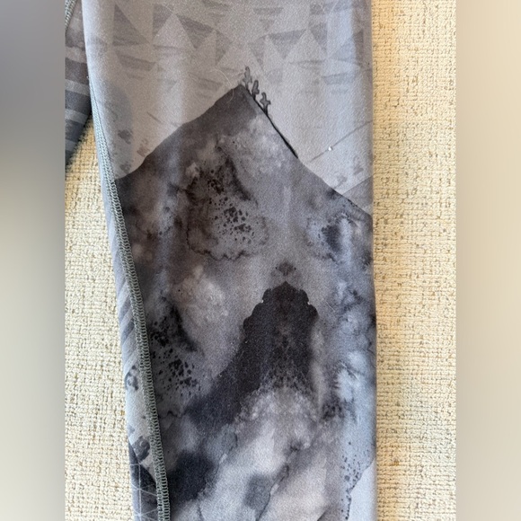 The North Face Women's Mountain Print Gray Leggings - Picture 5 of 7